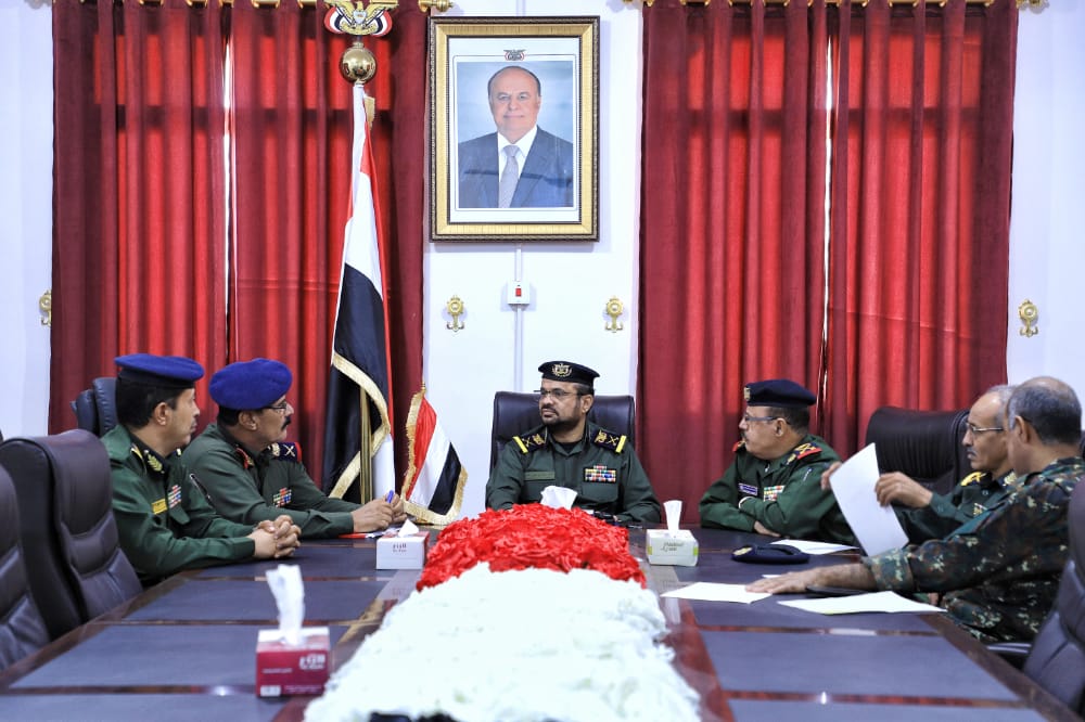 قيادة وزارة الداخلية تناقش سبل تعزيز العمل بقطاعات الوزارة