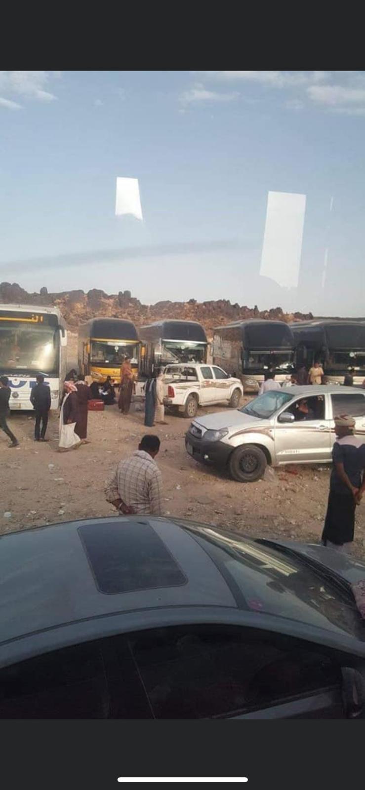 الحوثيون يحتجزون نجم منتخبنا الوطني لكرة القدم «الغرباني» مع 10 الف من الرجال والنساء في العراء (صور وتفاصيل)