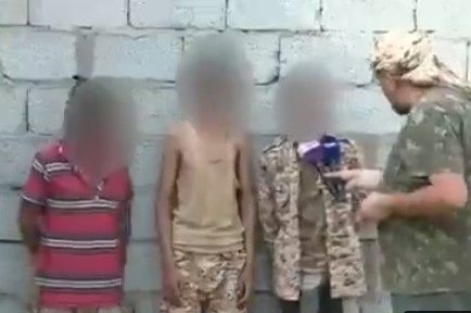 أطفال أسرى يكشفون عن أساليب المليشيات الحوثية لاستقطابهم وزجهم في محارق الموت (فيديو)