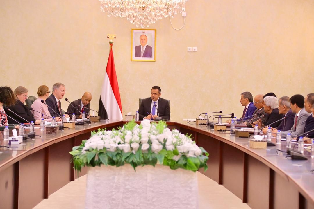 رئيس الوزراء يترأس لقاء يمني - أمريكي لتعزيز التعاون بين البلدين الصديقين
