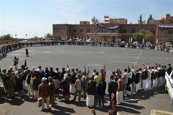مليشيات الحوثي تفتتح معسكرات تدريب للسجناء في المحويت