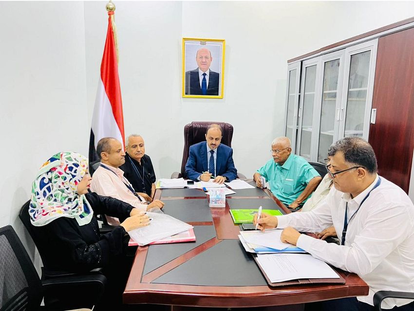 الوزير الارياني يستعرض مع قيادة الوزارة تحضيرات اقامة فعاليات وانشطة ثقافية وفنية