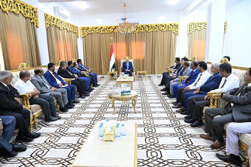 الرئيس العليمي يشيد بالنهج المؤسسي لجامعة المهرة