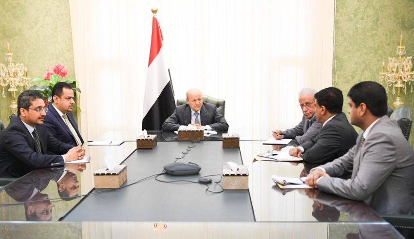 رئيس مجلس القيادة الرئاسي يجتمع برئيس الوزراء ووزير النفط