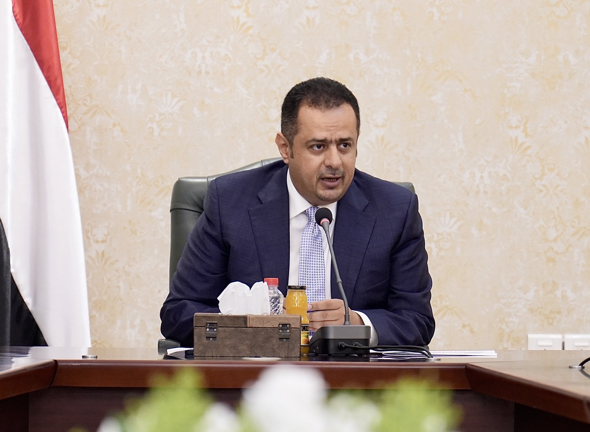 معين عبدالملك يؤكد حرص الحكومة على ضخ دماء جديدة للوظيفة العامة وفق معايير شفافة تتيح عدالة الفرص للشباب