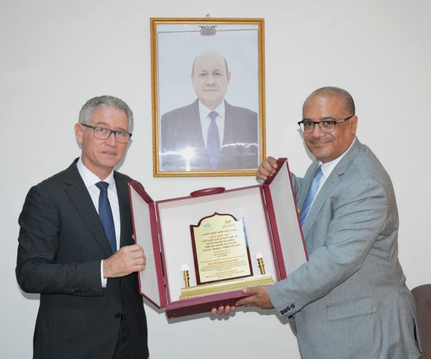 وزير التخطيط يكرم ممثل اليونيسيف السابق في اليمن تقديراً لجهوده الإنسانية
