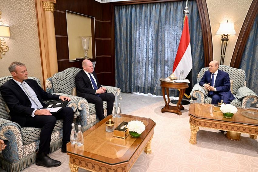 رئيس مجلس القيادة الرئاسي يستقبل سفيري استراليا ونيوزيلندا لبحث مستجدات الوضع اليمني