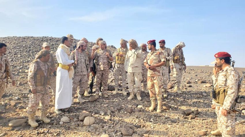 مستشار وزير الدفاع وقائد المنطقة السادسة يتفقدان الخطوط الأمامية بجبة رغوان ومحزام ماس