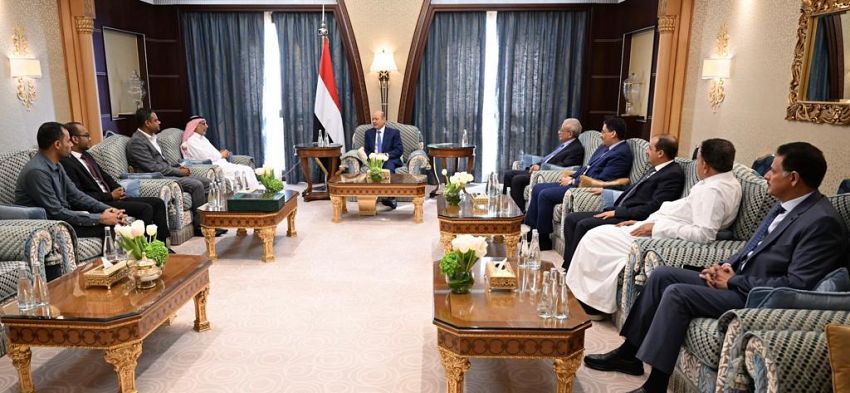 الرئيس العليمي يشيد بدور مؤسسة حضرموت للثقافة ويتسلم نسخة من مشروع المصحف الشريف اليمني الأول