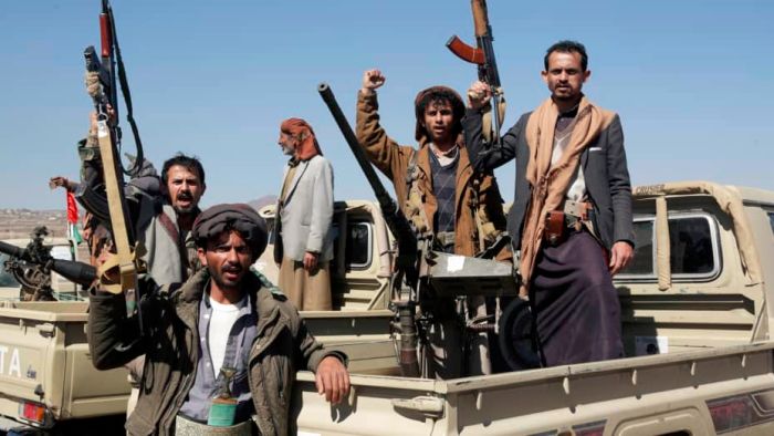 بعد ساعات من استهدافها لمنازل المدنيين.. مليشيا الحوثي تدفع بتعزيزات بشرية نحو جبهات الضالع