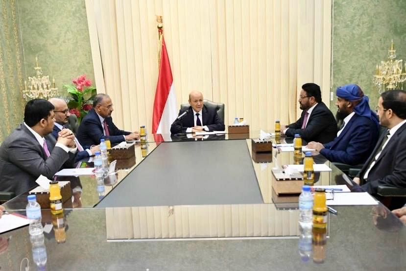 مجلس القيادة الرئاسي يناقش التطورات المحلية ويحذر مليشيا الحوثي من مغبة تصعيدها الحربي