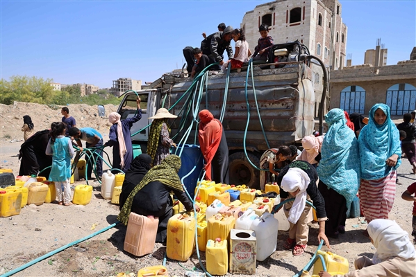 هيومن رايتس: الحوثيون يمنعون الماء عن تعز كما يفعل الإسرائيليون في غزة