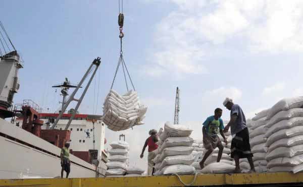 وزير التجارة يحذر من كارثة تواجه اليمنيين نتيجة التصعيد في البحر الاحمر