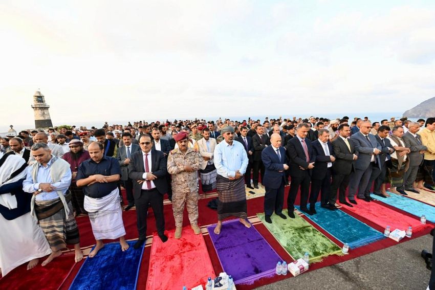 رئيس مجلس القيادة الرئاسي وعضو المجلس عيدروس الزبيدي يؤديان صلاة عيد الفطر ويستقبلان جموع المهنئين في عدن