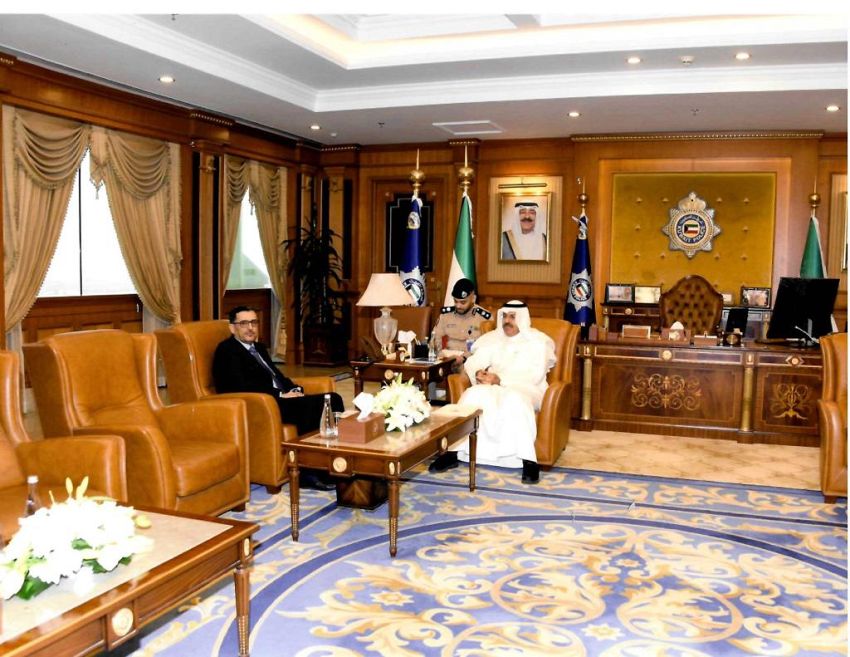 السفير بن سفاع يبحث مع وزير الداخلية الكويتي اوضاع الجالية اليمنية