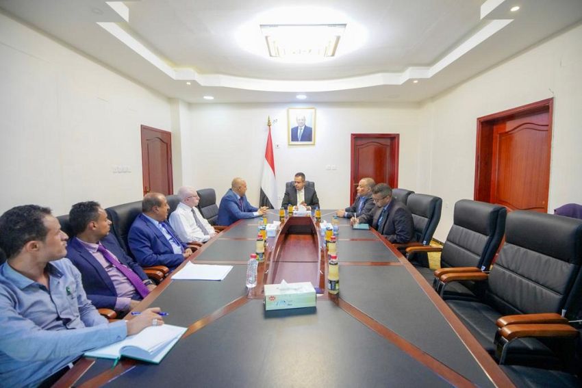 رئيس الوزراء يوجه بمضاعفة الجهود لمعالجة التحديات في تعز والآثار المترتبة على الحصار الحوثي