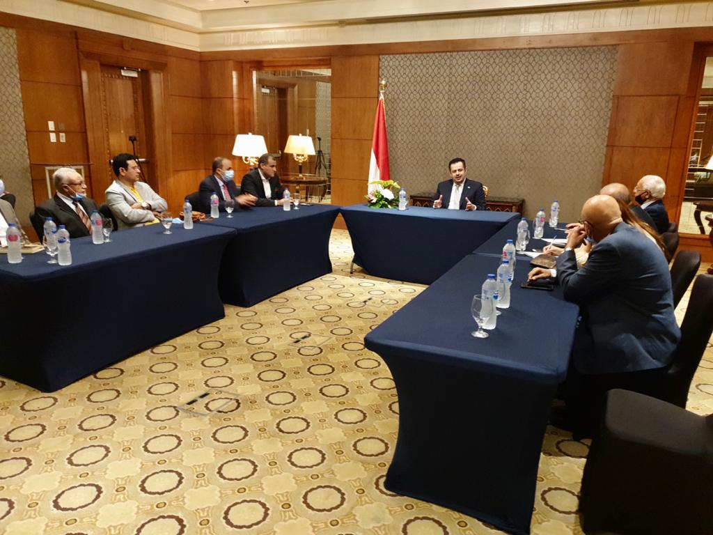 رئيس الوزراء يشيد بالدور التنويري للمفكرين والمثقفين والباحثين المصريين تجاه اليمن
