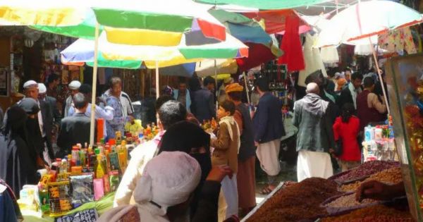 مليشيا الحوثي تغرق أسواق صنعاء بمنتجات إيرانية على "وشك" الانتهاء
