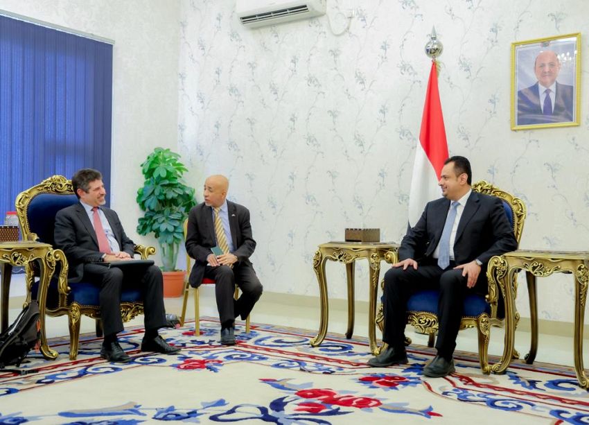 عدن.. رئيس الوزراء يستقبل السفير الأمريكي لدى اليمن