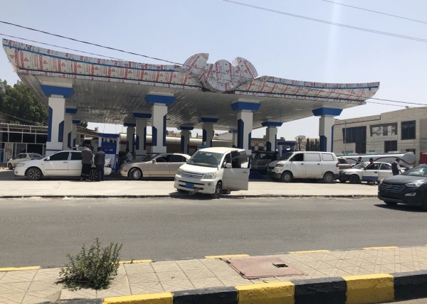صحيفة دولية تكشف كيف سيطر الحوثيون على سوق "المشتقات النفطية" وانقلبوا على "المفزر" وتوفيق عبدالرحيم.. (أسماء)