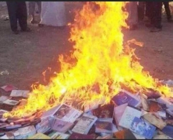الحوثيون يحرقون مجلدات من الكتب الثمينة في أشهر مكتبة دينية باليمن