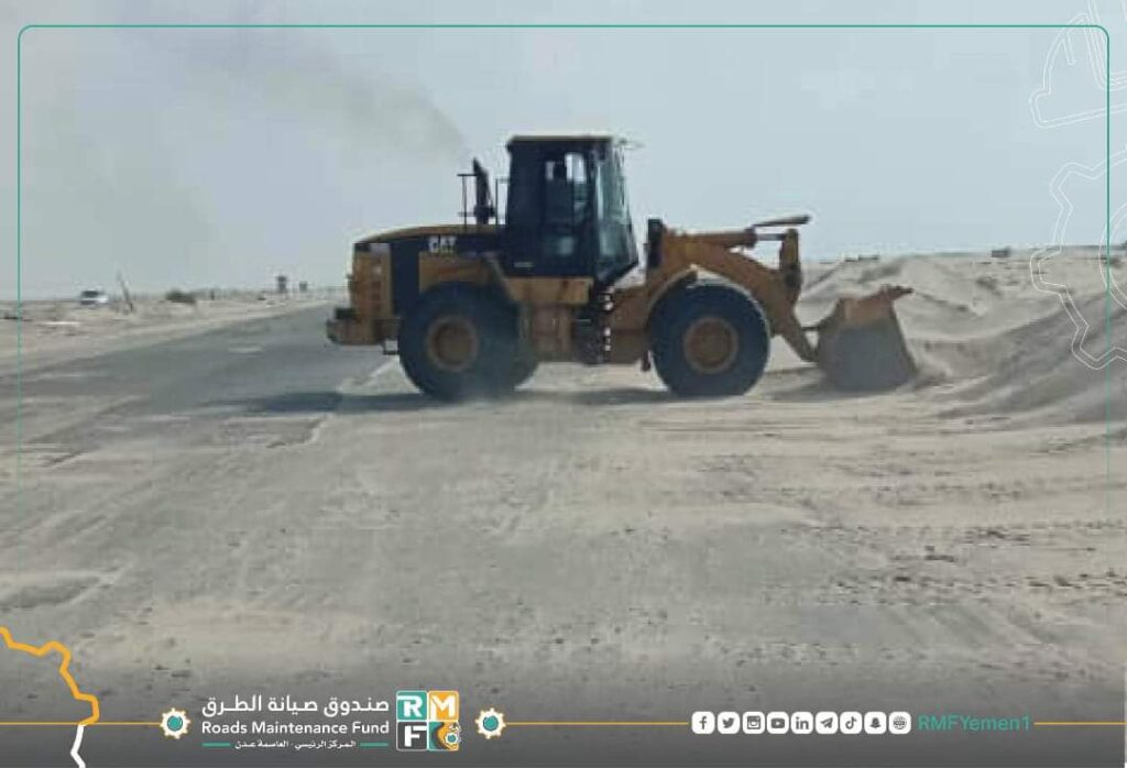 إستمرار إزاحة الرمال من خط العلم دوفس في أبين