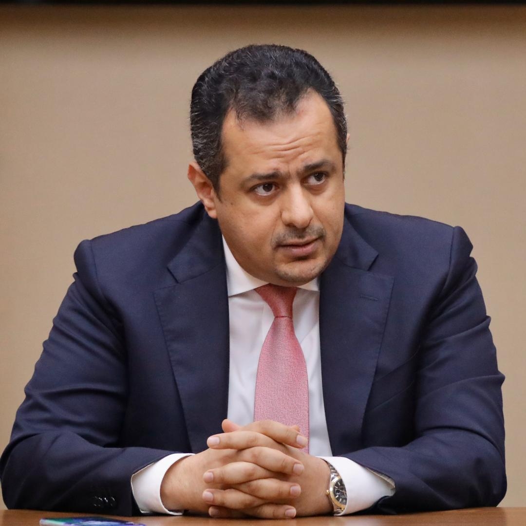 معين عبدالملك يعزي اللواء حسين العواضي بوفاة والدته