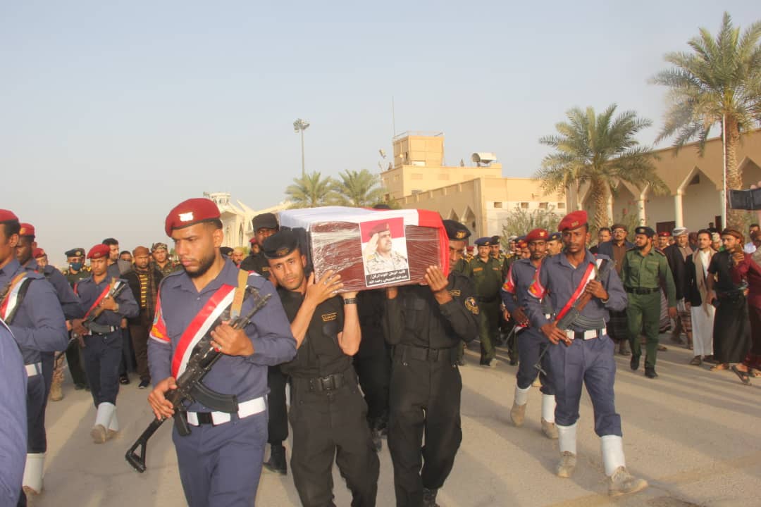 وصول جثمان قائد محور أبين العميد الركن عبدالله الصبيحي الى مطار سيئون