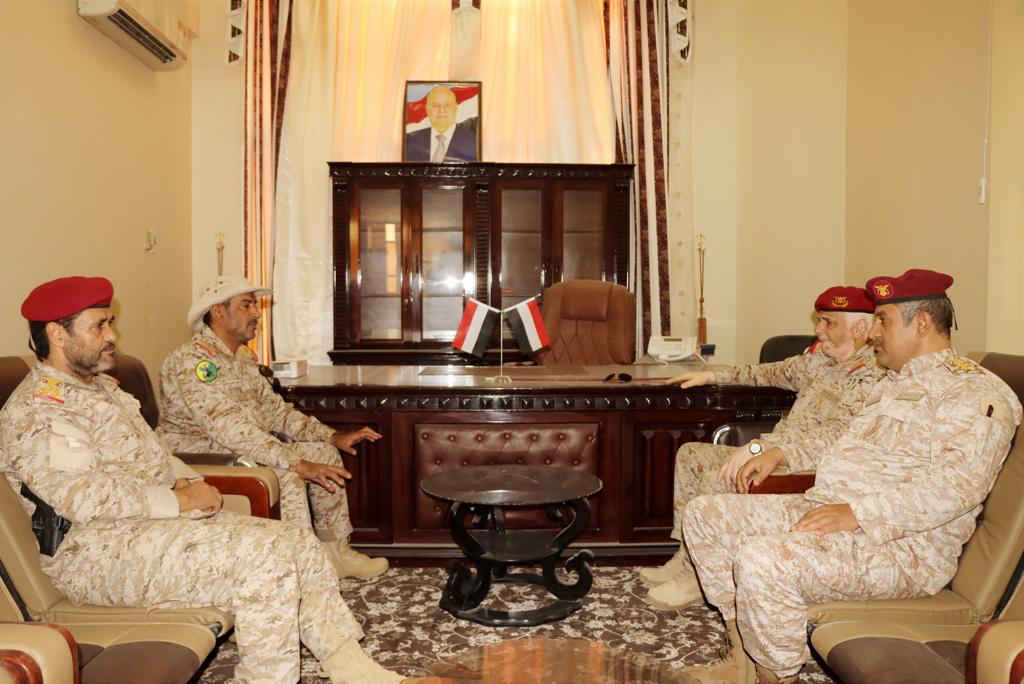 رئيس الأركان يشيد بالمهام الأمنية والعسكرية التي تضطلع بها المنطقة العسكرية الأولى