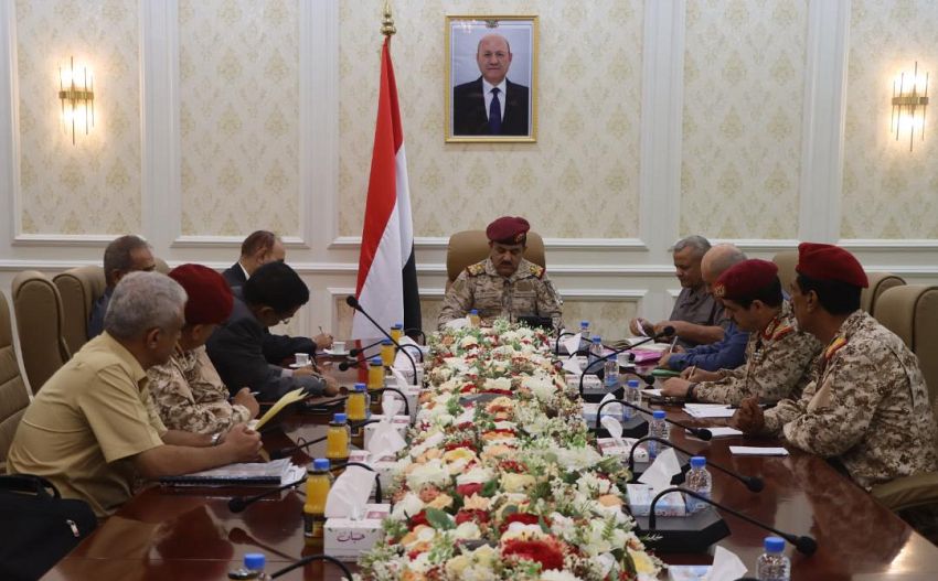 وزير الدفاع يجتمع بفريق الهيكلة في اللجنة العسكرية المشتركة