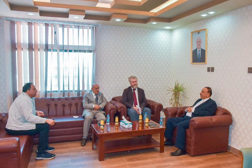 وزير النقل يبحث مع مختص الحوكمة البحرية في برنامج (UNDP) مجال التوعية بالأمن البحري