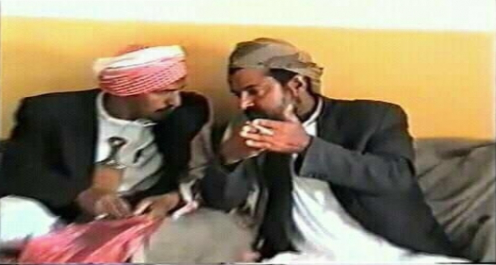 شاهد «الحوثي» وفي يده سجارة وهو في إحدى مجالس القات (صورة) 