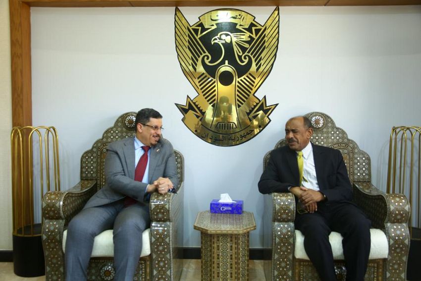 وزير الخارجية يصل الخرطوم لبحث رفع مستوى التعاون والتنسيق بين اليمن والسودان  