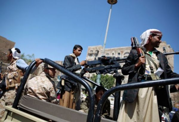 زينبيات الحوثي تداهم منازل المواطنين في أرحب وتروع النساء والأطفال