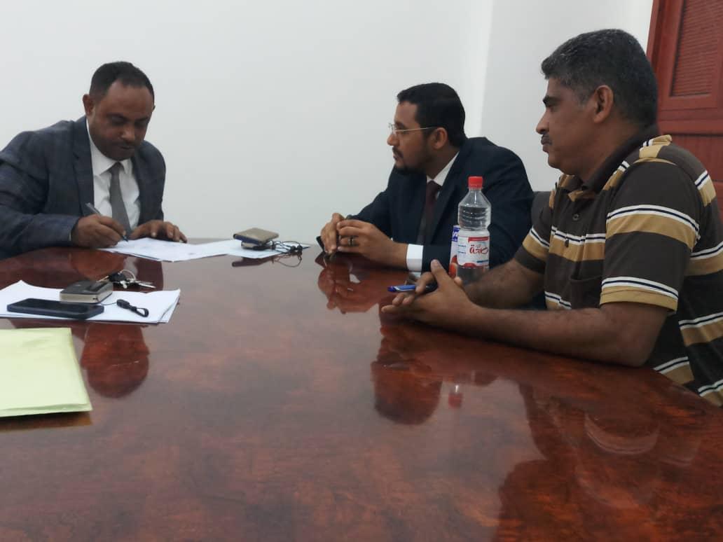 وكيل أول محافظة الحديدة ووكيل مصلحة الهجرة والجوازات يناقشان ترتيب فتح مكتب للمصلحة بالمحافظة