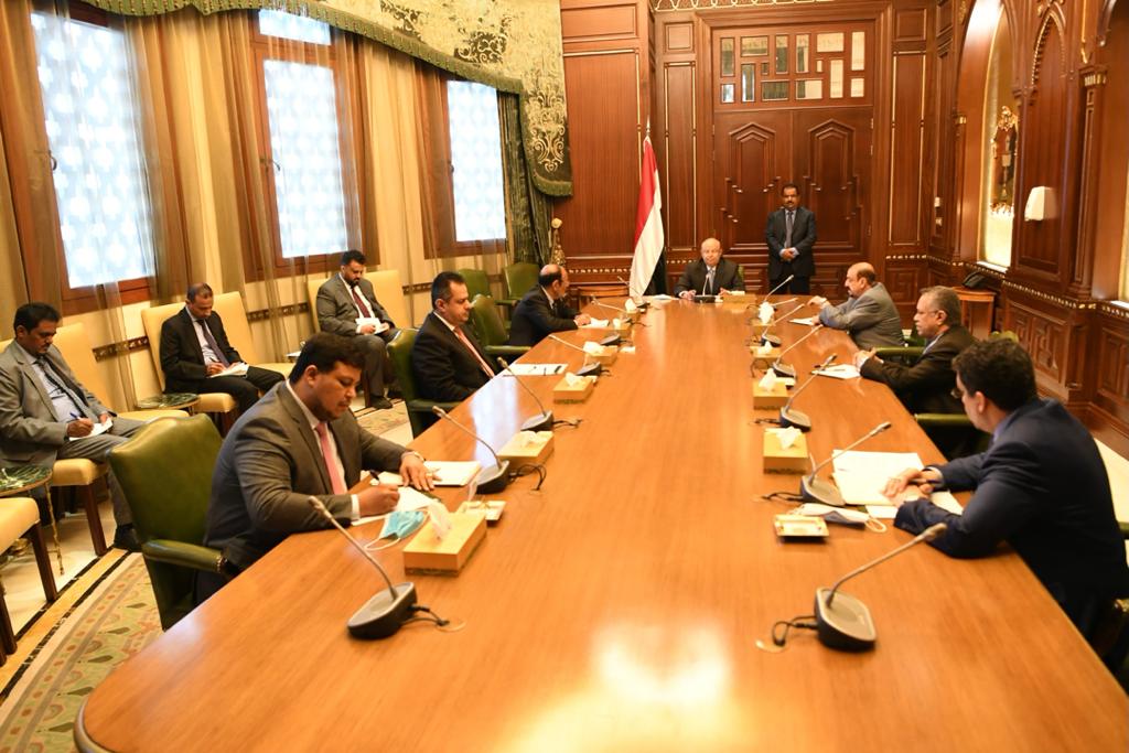 رئيس الجمهورية يترأس اجتماعاً ضم نائبه ورؤساء مجالس النواب والوزراء والشورى