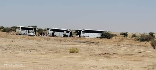 الجوف .. حافلات نقل جماعية تعلق في الطرق الصحراوية البديلة نتيجة سيول الأمطار