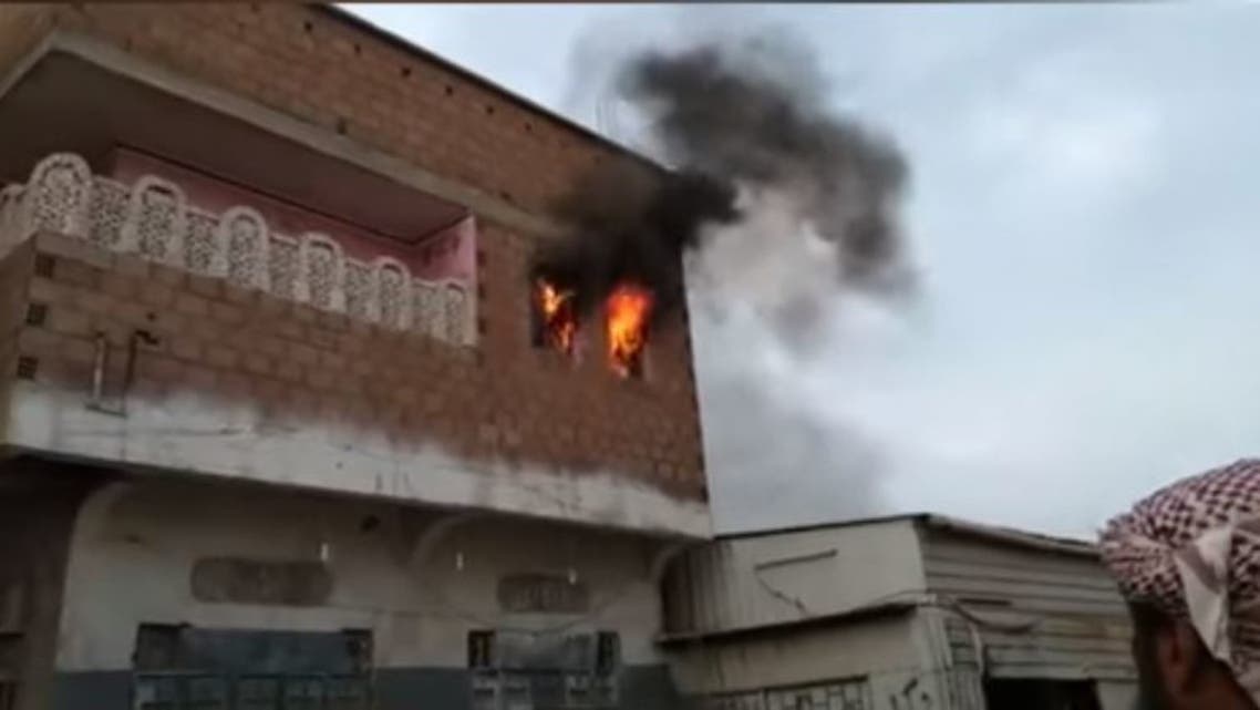 شاهد بالصوره ..قصف حوثي يشعل حريقاً بمنزل مواطن
