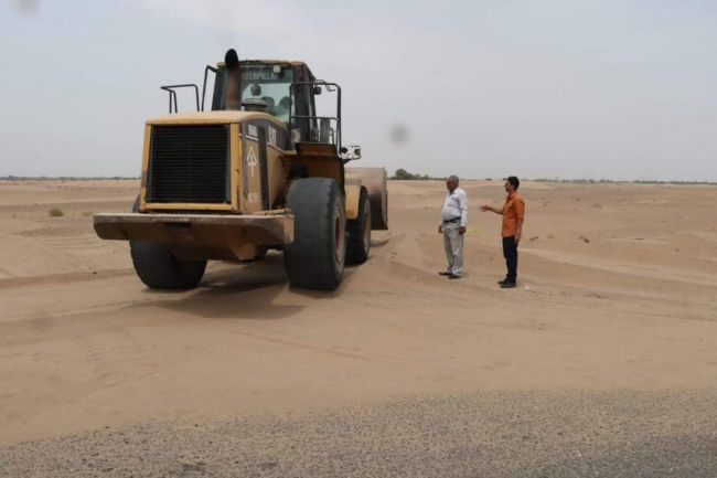 فرق المؤسسة العامة للطرق تواصل إزاحة الرمال من خط الحسيني