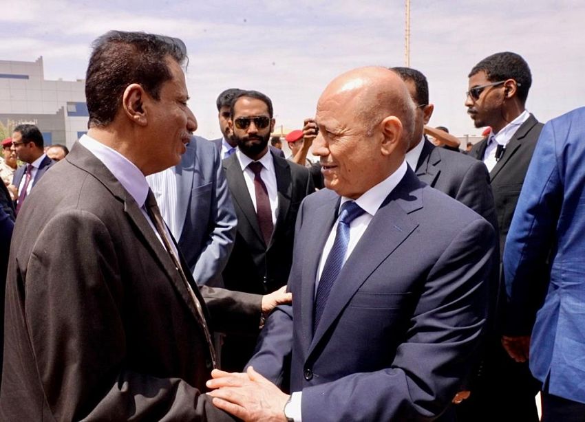 رئيس مجلس القيادة الرئاسي يختتم زيارة تفقدية مثمرة لمحافظة المهرة