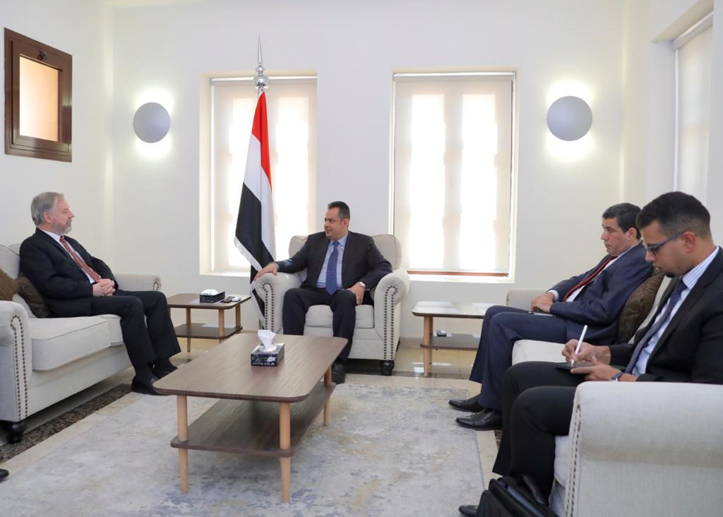 رئيس الوزراء يلتقي السفير الأمريكي لدى اليمن