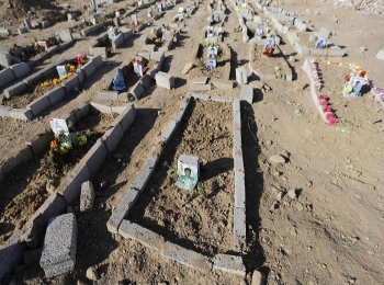 الوطن السعودية: مليشيا الحوثي دفنت جثث السجناء سرا في 4 مقابر مختلفه 