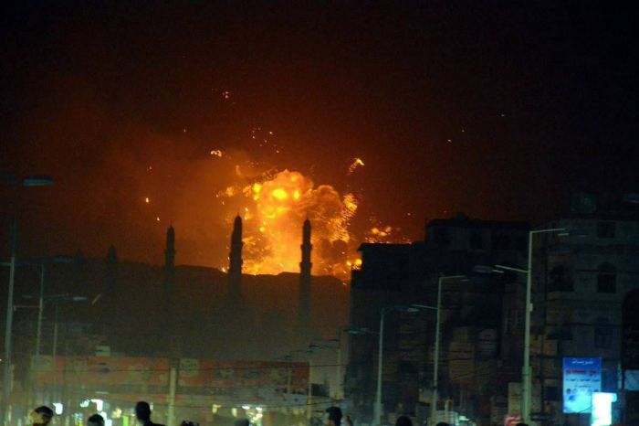 مسؤول أمريكي وبريطاني: ضربات واسعة النطاق على مواقع حوثية في اليمن