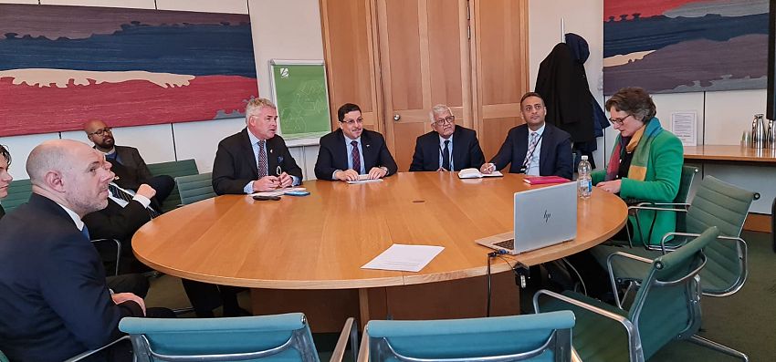 وزير الخارجية يناقش مع ممثلي الاحزاب البريطانية تطورات الاوضاع في اليمن