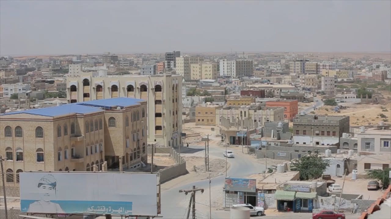 وزير الأشغال ومحافظ المهرة يناقشان سير مشاريع الطرق وإعداد خطط للبرامج القادمة