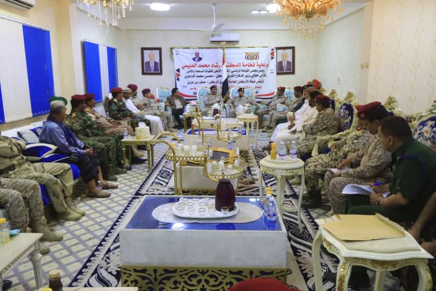 وزير الدفاع يترأس اجتماعا موسعا للقيادات العسكرية والأمنية بالمهرة