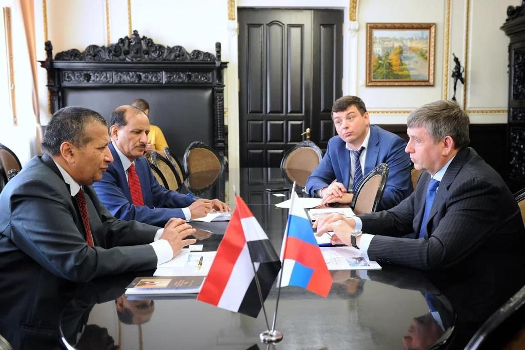 سفير اليمن يلتقي حاكم منطقة الأورال الروسية