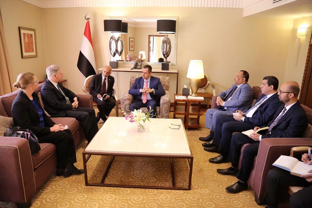 رئيس الوزراء: لن تتهاون الحكومة مع محاولات مليشيا الحوثي الدفع بالإقتصاد الوطني نحو الإنهيار