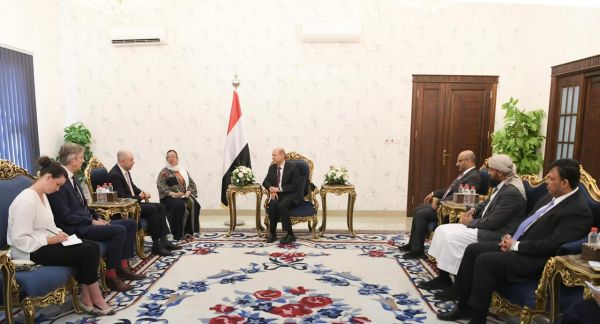 رئيس مجلس القيادة يؤكد أهمية الدعم البريطاني للإصلاحات الاقتصادية والخدمية في اليمن