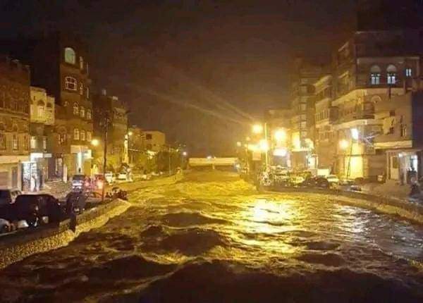 عاجل.. توقف كلي لحركة السير في صنعاء وتضرر عدة منازل بسبب الأمطار والسيول - صور